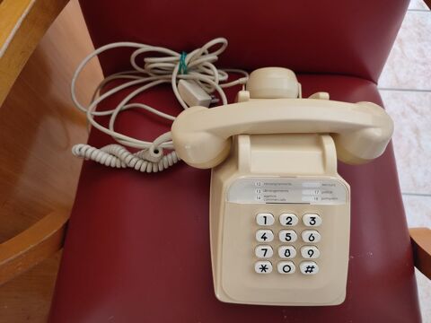 Téléphone vintage à touches de couleur blanc crème Matra 25 Pollestres (66)