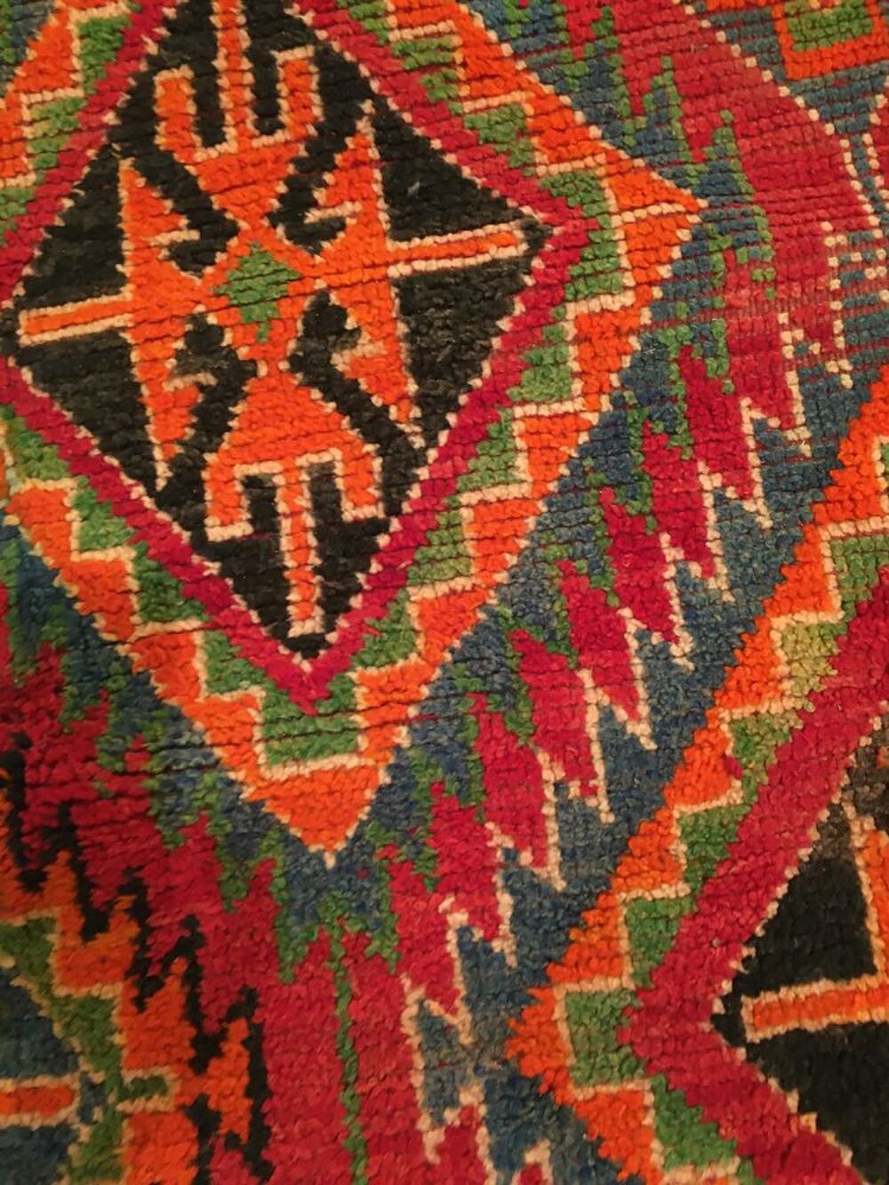 Tapis tr&egrave;s ancien en laine de mouton et laine de dromadaire. Décoration