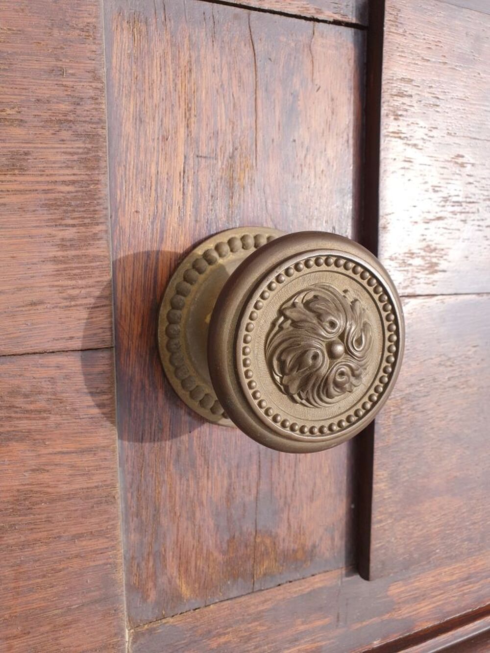 pommeau de porte d'entr&eacute;e en laiton avec rosace Décoration