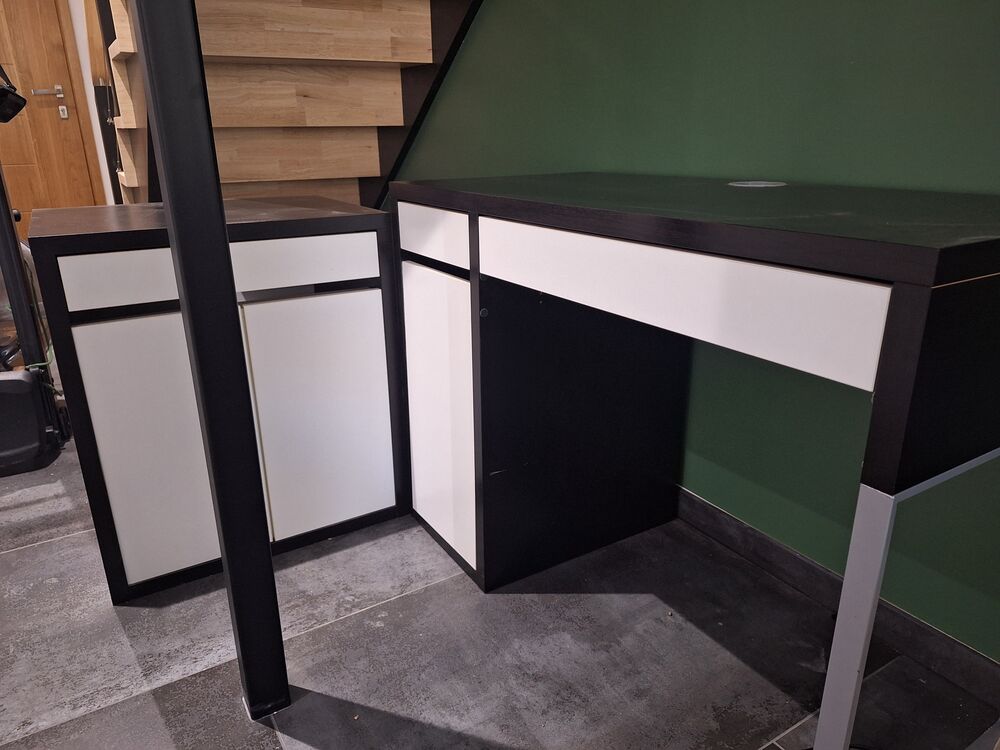 Bureau et meuble de rangement. Meubles