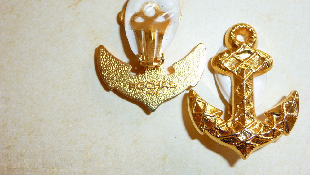 BOUCLES OREILLES DORE OR FIN. "Rochas" Bijoux et montres