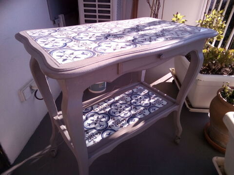 Petite table. 35 Toulon (83)