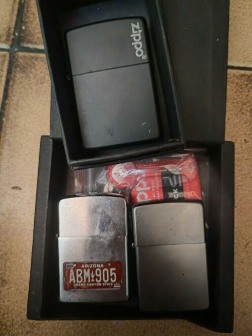 lot Zippo avec bo&icirc;tes 