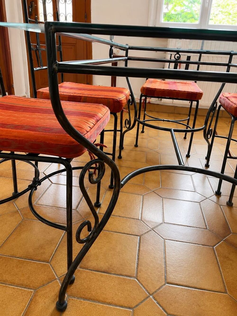 Table+en+verre+et+fer+forg&eacute;+++5+chaises Meubles