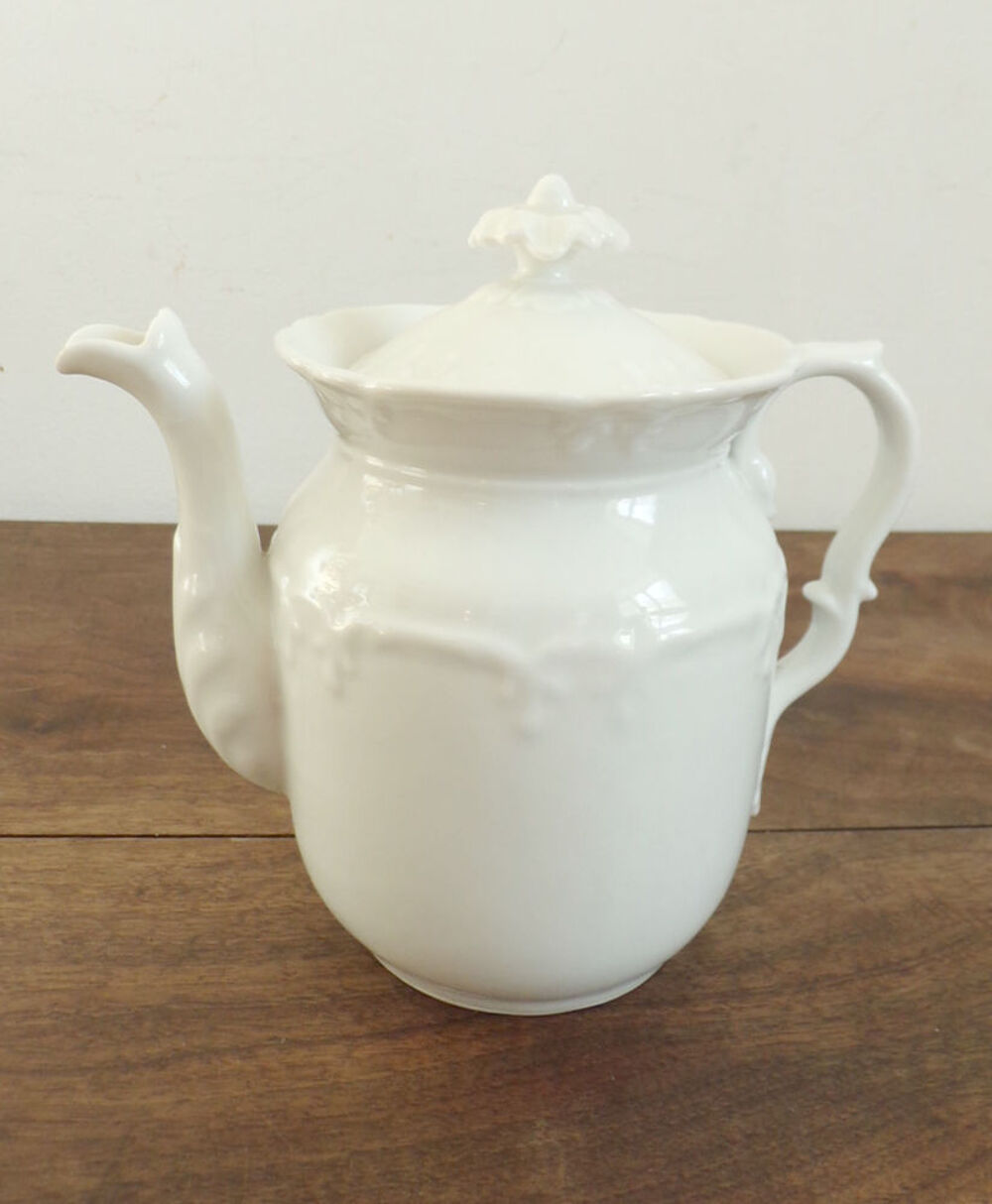 Th&eacute;i&egrave;re , cafeti&egrave;re en porcelaine blanche , motif en relief Cuisine