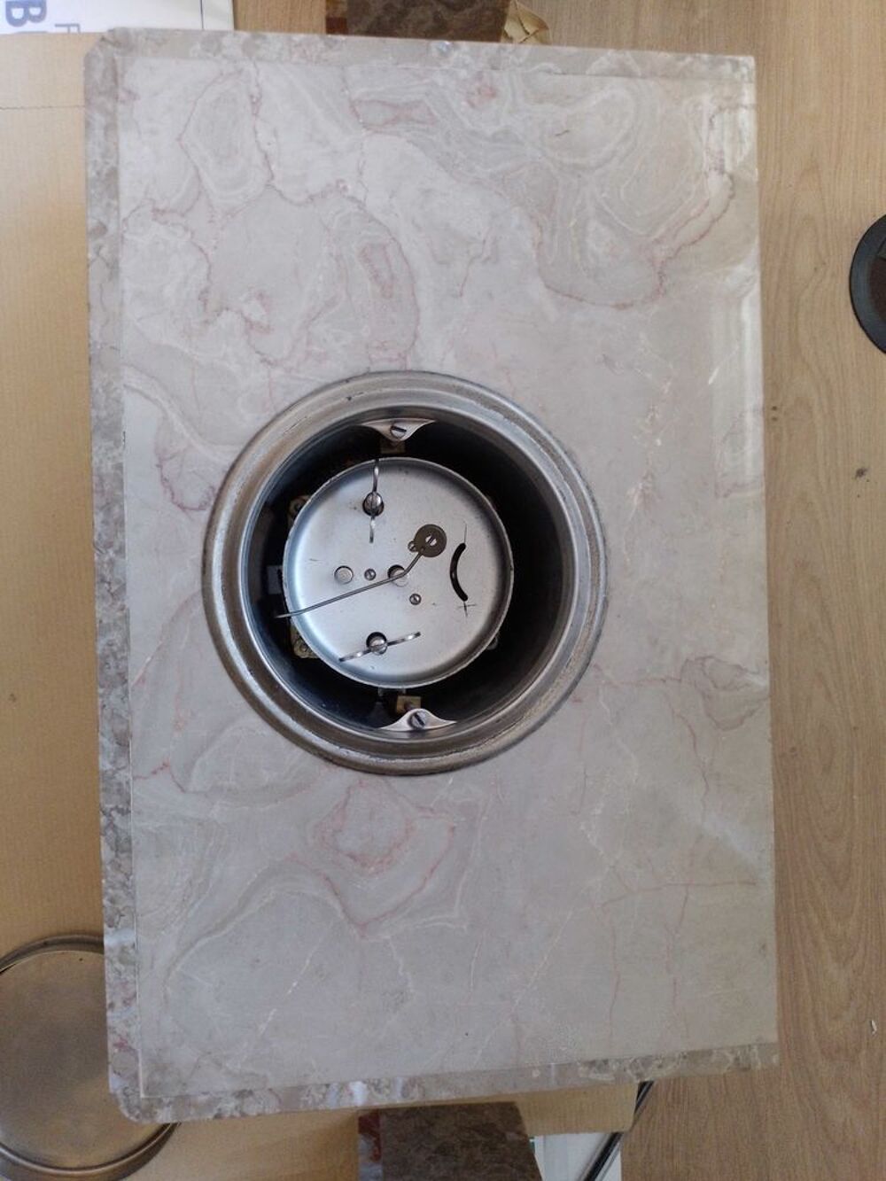 Horloge de chemin&eacute;e et ses 2 cassolettes 
