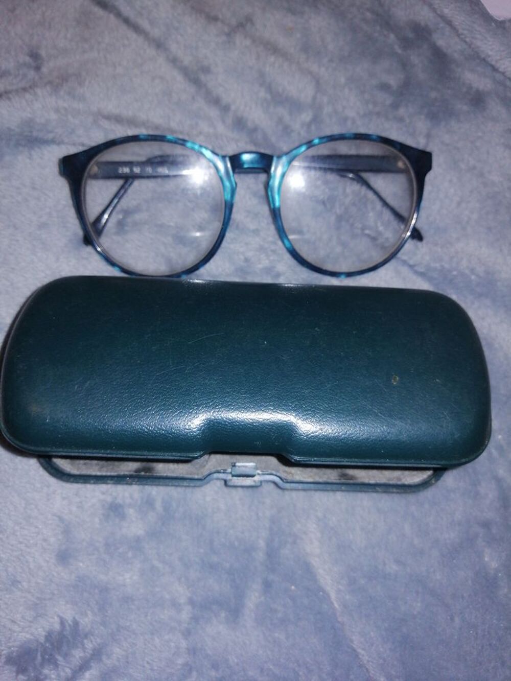 Lunettes de vue, annees 80, ado, en ecailles, vertes. Maroquinerie