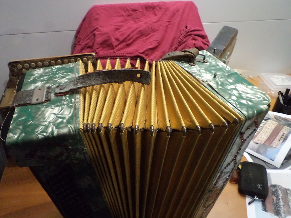 Tres ancien accord&eacute;on Instruments de musique
