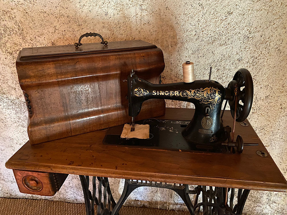 Machine &agrave; coudre Singer ancienne pour la d&eacute;coration Meubles
