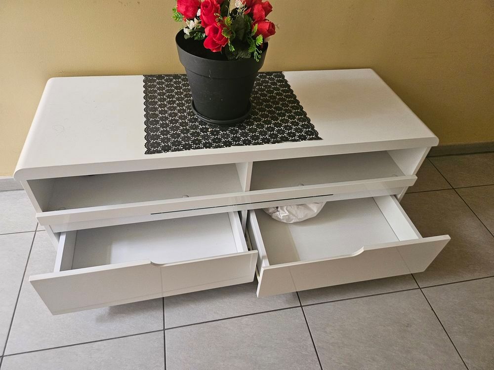 Meuble tv 
Largeur 117
P 44
H 49
Meubles
