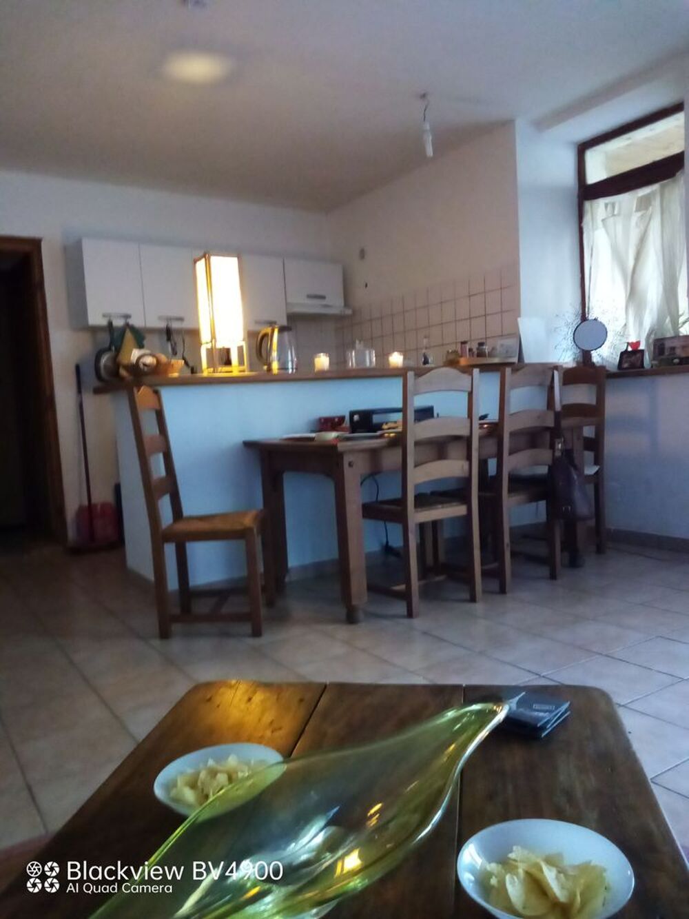 table en bois + 4 chaises paill&eacute;s Meubles