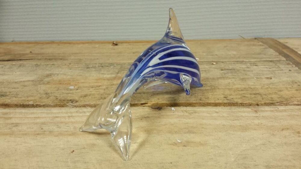 statuette en verre... de dauphin seul, bleu et blanc... Décoration