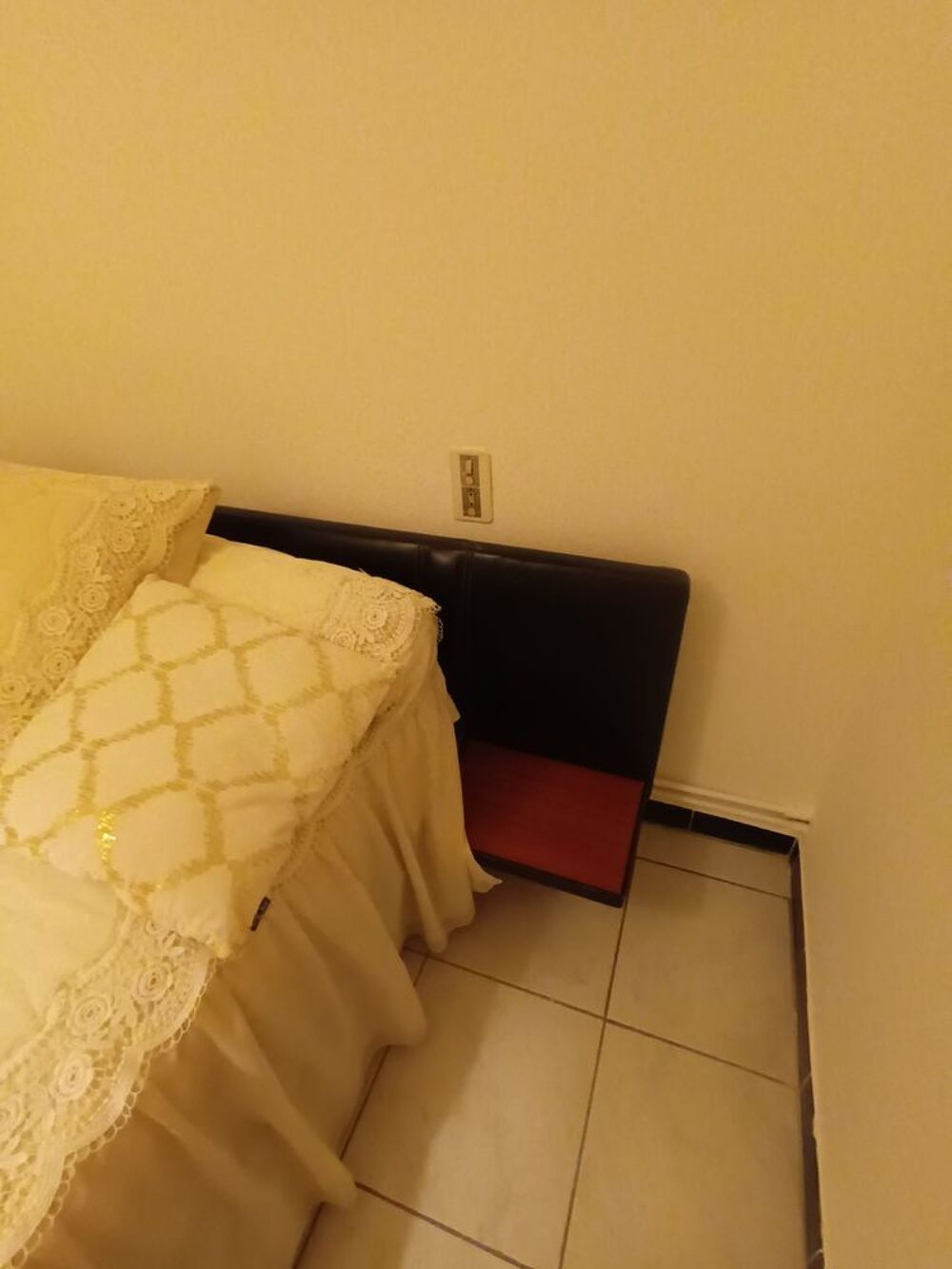 Lit 140x190cm avec sommier et tablettes Meubles