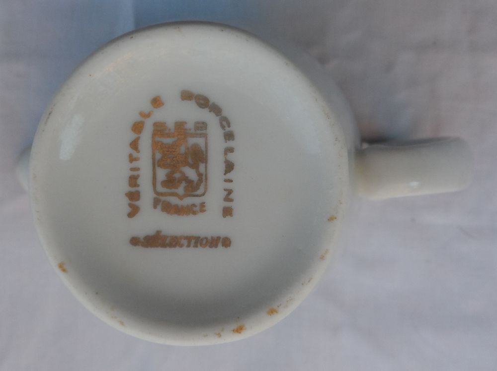 1 th&eacute;i&egrave;re, pot &agrave; lait,1 sucrier neufs en porcelaine Cuisine