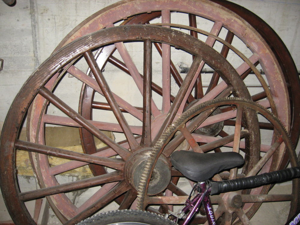 roues en chataignier type char a foin ou d&eacute;bardage Décoration