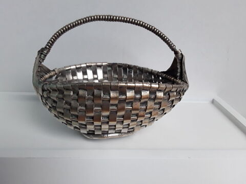 Corbeille ou panier tress� avec l'anse, m�tal argent� tress� 35 Gometz-la-Ville (91)