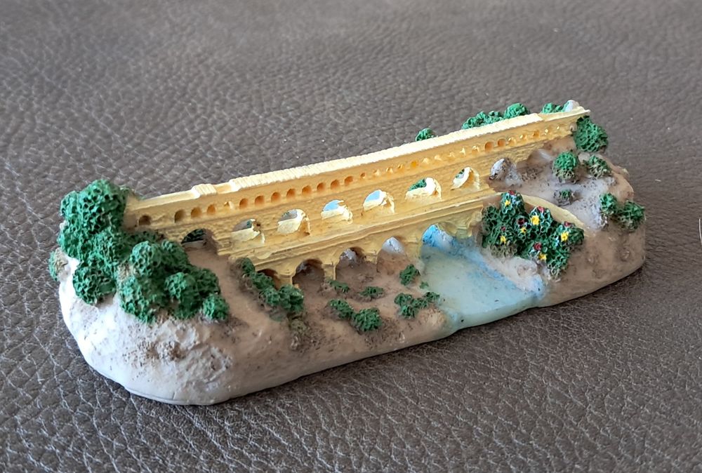 reproduction d&eacute;taill&eacute;e et peinte en r&eacute;sine du pont du Gard 

