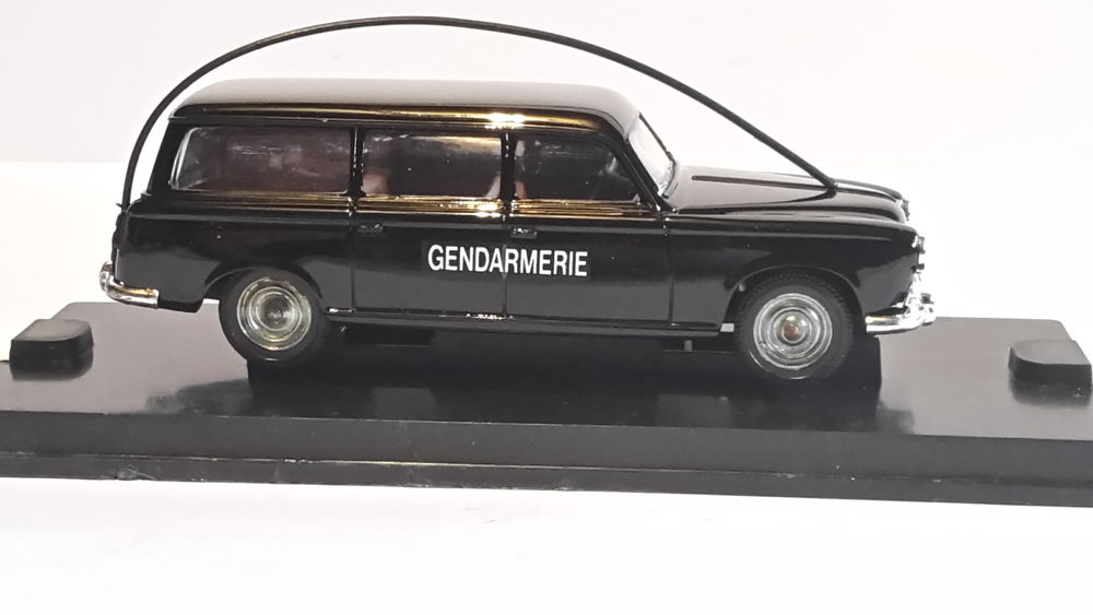 Peugeot 403 break vitr&eacute; GENDARMERIE 