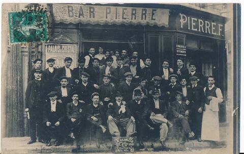 CPA. MARSEILLE. Groupe d'Hommes Posant devant Le Bar Pierre  1 Marseille 1 (13)