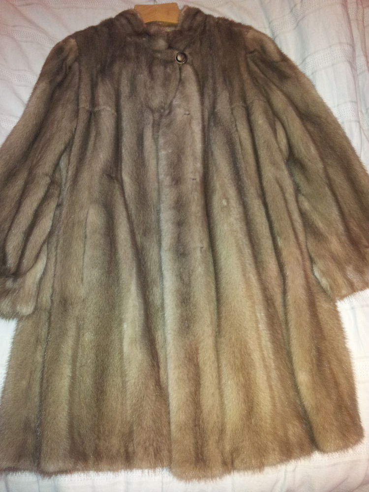 Manteau En Vison D'occasion - Taille 42, Coupe Régulière Pour Femme, Très Bon état