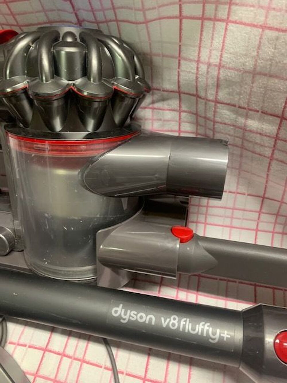 Dyson V 8 aspirateur Electroménager