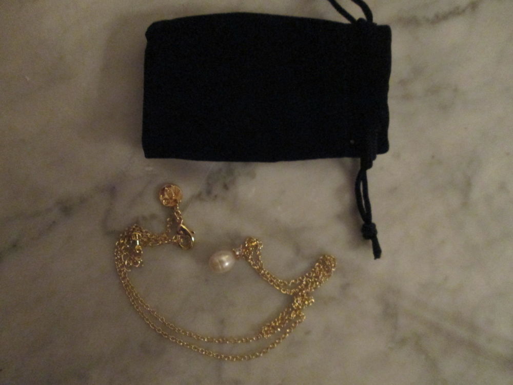 Pendentif avec fausse perle et strass avec cha&icirc;ne dor&eacute;e Bijoux et montres