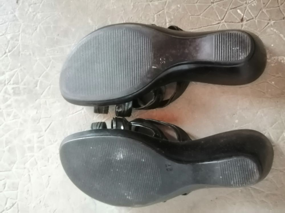 chaussure pied nu noir taille 37 
Chaussures