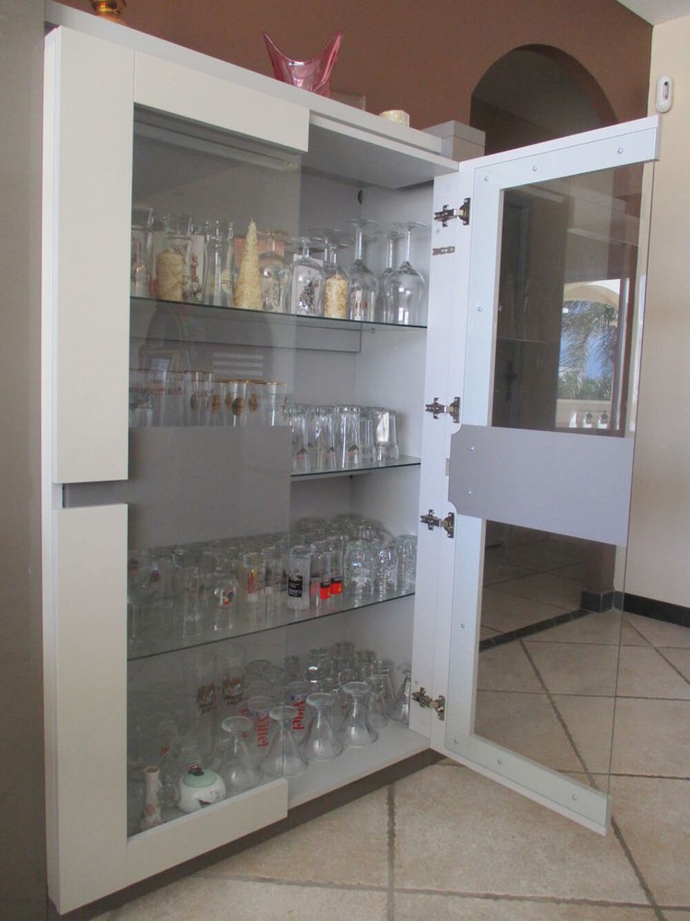 Ensemble de sale a manger gris clair et taupe, Meubles