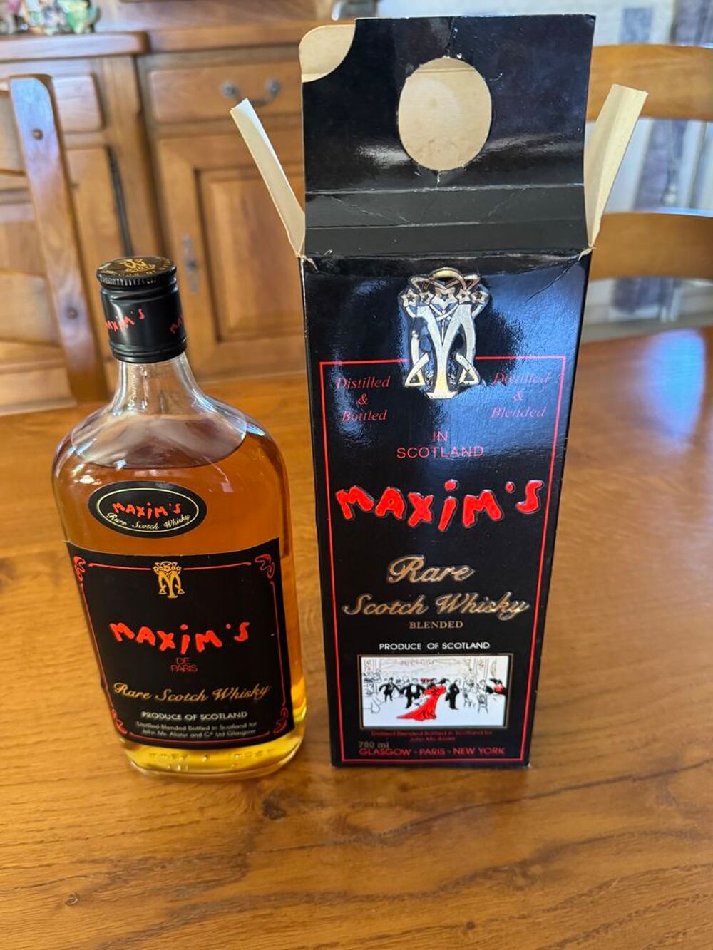Superbe coffret vintage WHISKY SCOTCH &acute;&acute;MAXIMS'&acute; an 1977. 