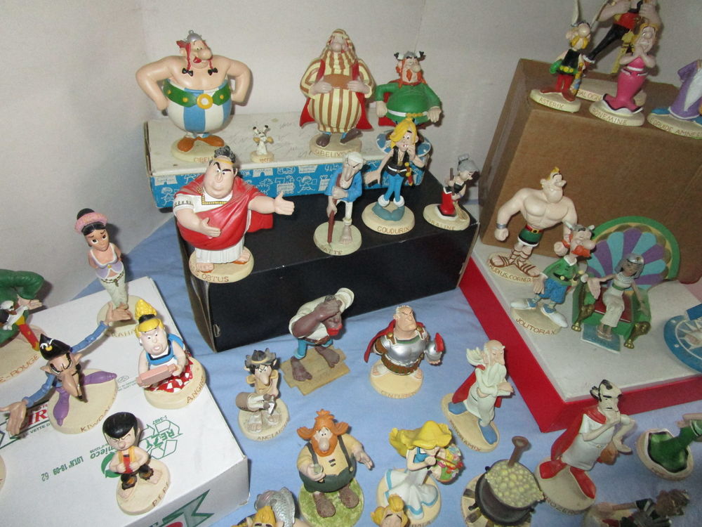  LOT 42 VIEILLES FIGURINES SERIE ASTERIX OBELIX RESINE 