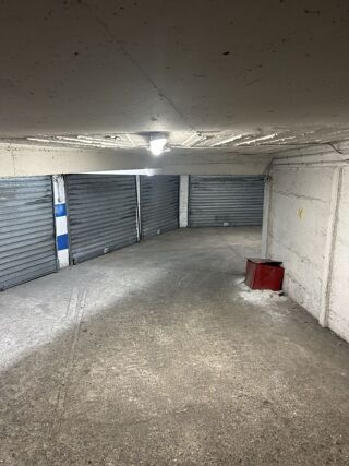  Parking / Garage à louer 50 m²