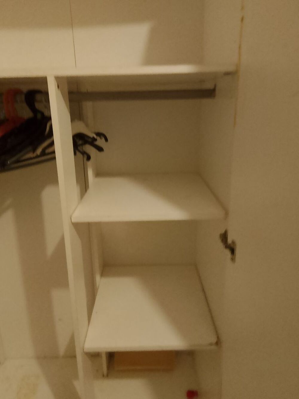 ARMOIRE ET SA COMMODE Meubles