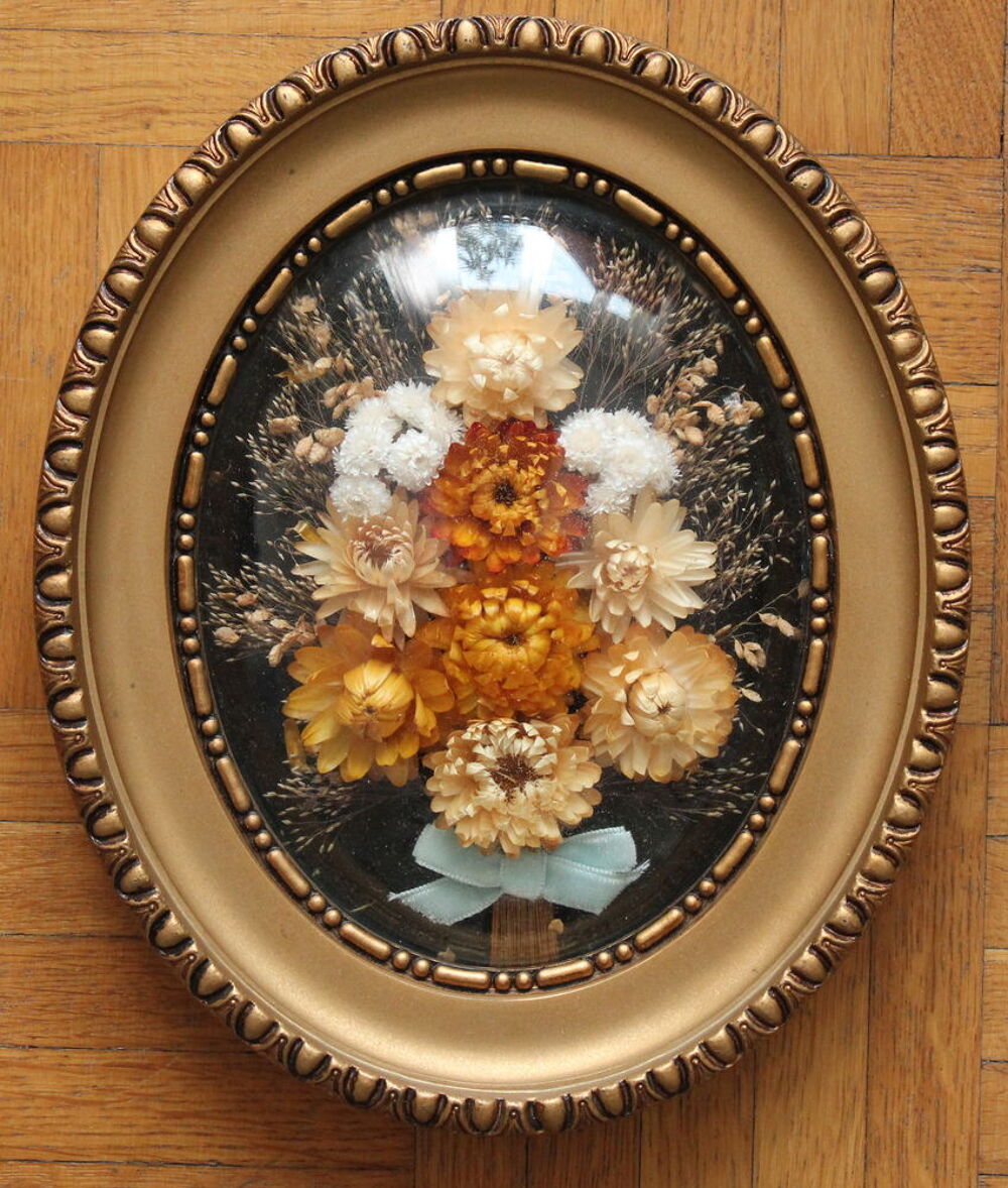 Cadre verre bomb&eacute; vintage 70 avec fleurs immortelles Décoration