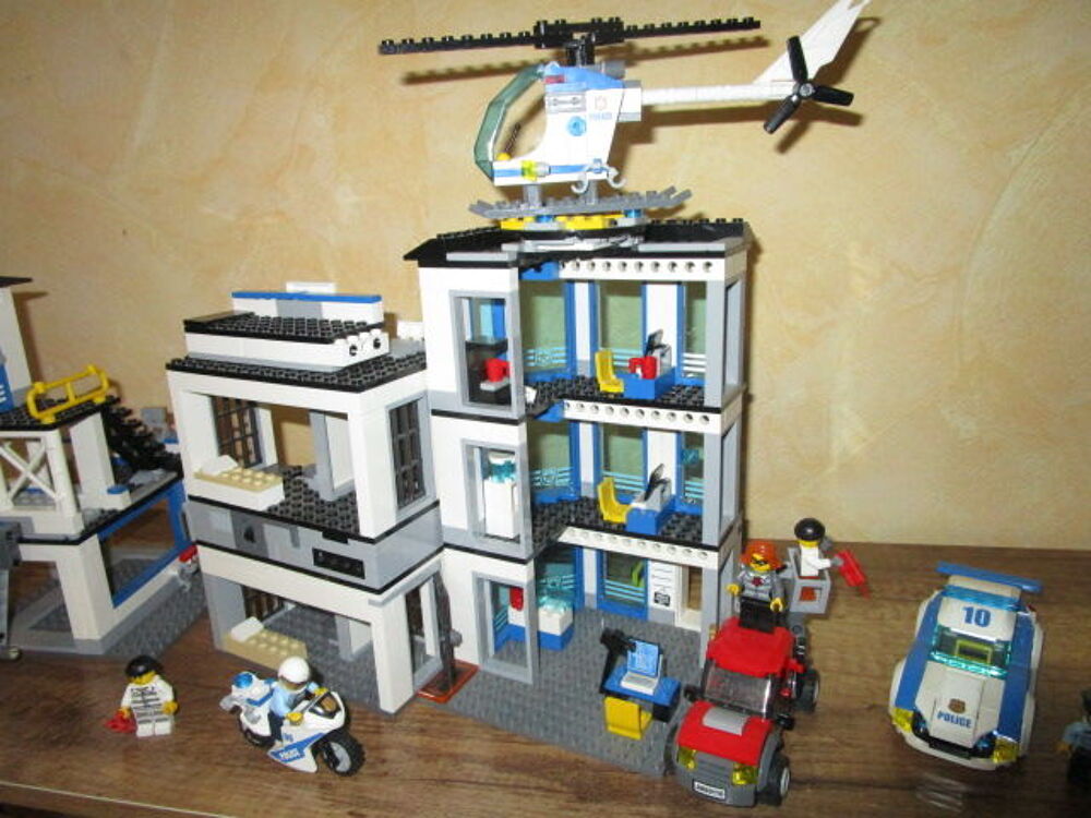 LOT 2CPCP
GROS LOT LEGO"CASERNE POMPIER+POLICE" Jeux / jouets