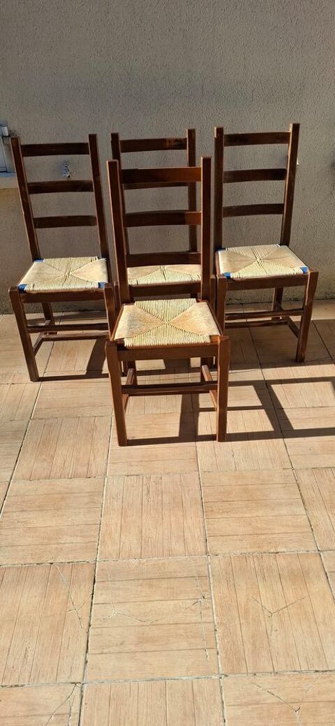 Lot de 4 chaises rustiques solides en bon état
40 Saintes (17)