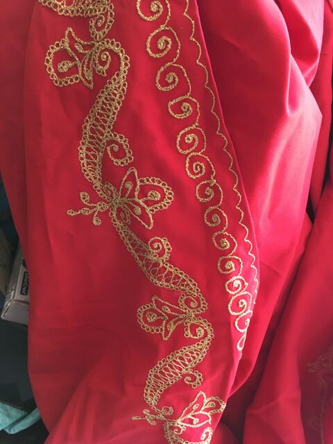 tr�s beau burnous oriental rouge et or assez grand 40 Saint-Julien-les-Rosiers (30)