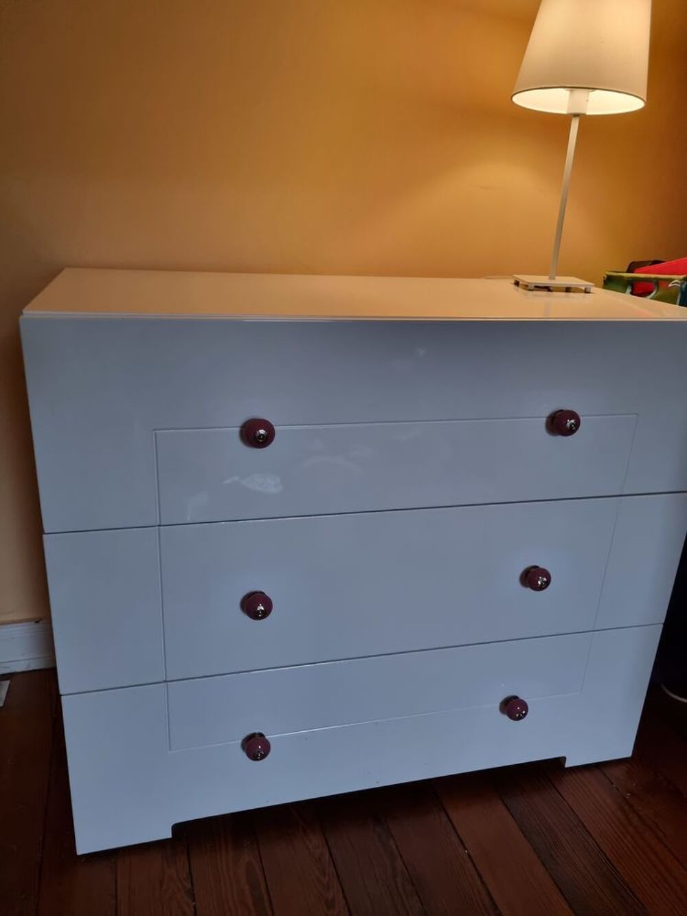 commode en laqu&eacute; blanc. Meubles