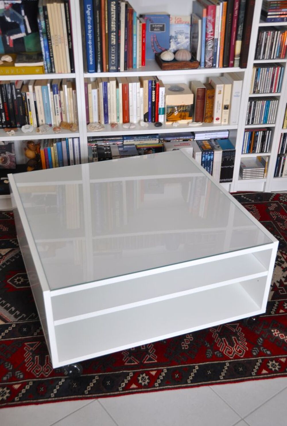 Table basse stratifi&eacute; blanc, &agrave; roulettes. Meubles
