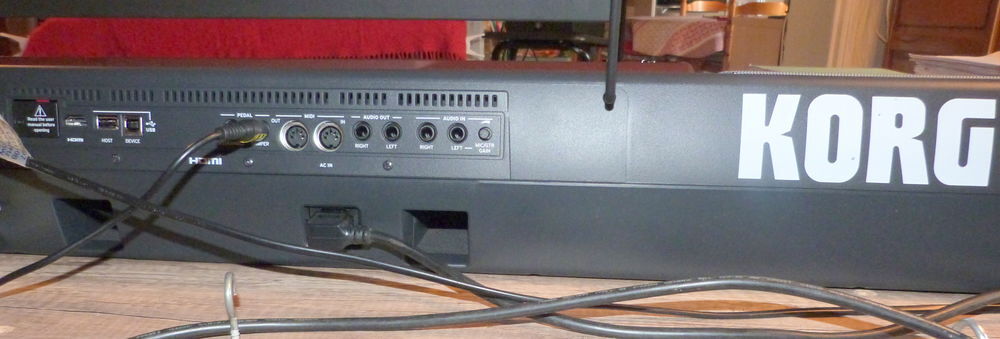 synth&eacute;tiseur arrangeur : KORG PA 700 Instruments de musique