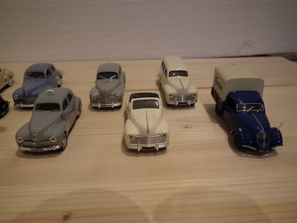 Lot de 12 voitures miniatures Peugeot au 1/43 &egrave;me. 