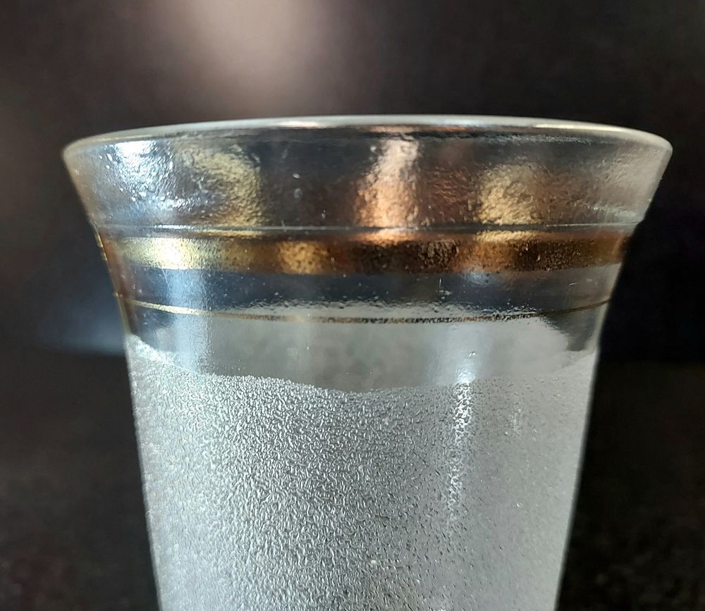 Beau vase vintage avec dorures et verre granit&eacute; Décoration
