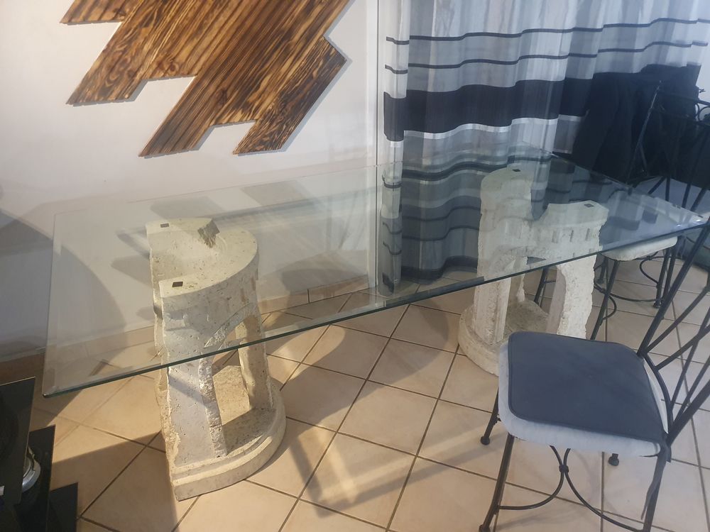 Salle &agrave; manger en pierre Meubles