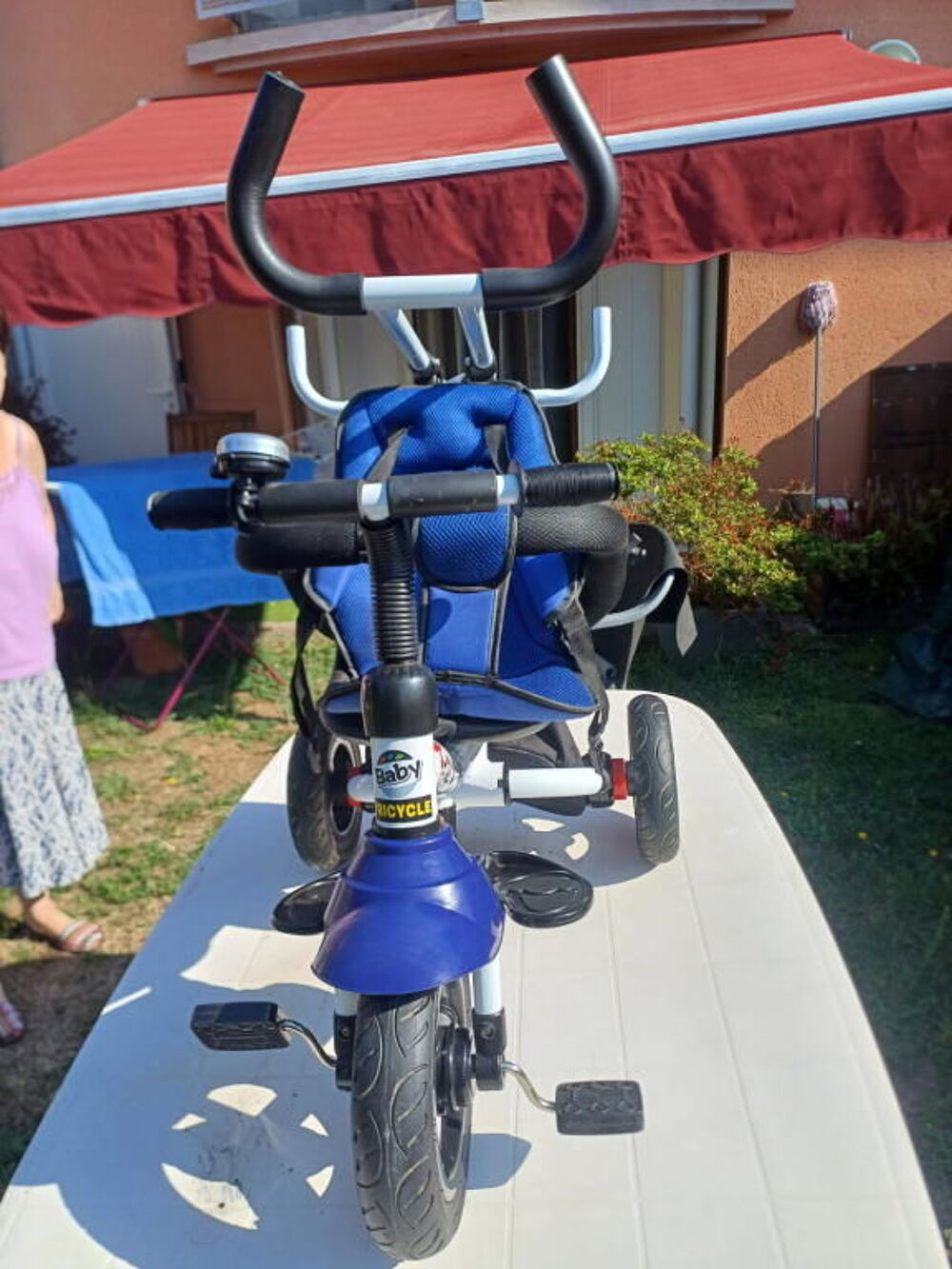 Tricycle enfant bleu avec harnais Vélos