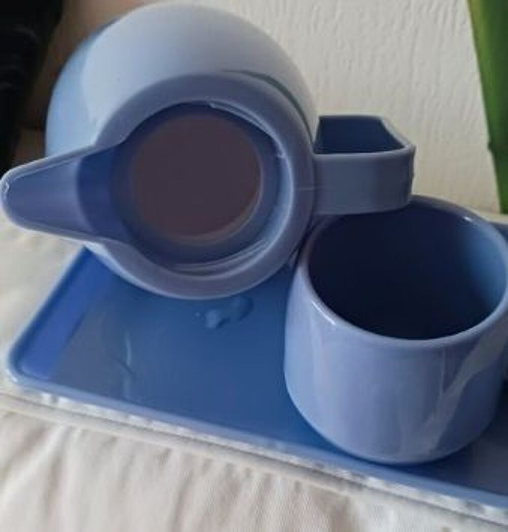 Set thermos en plastique bleu comprenant 1 plateau 2 tasses Electroménager