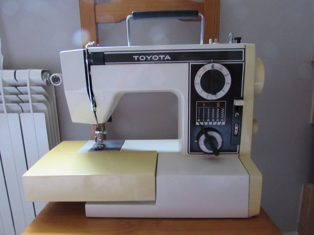 Ancienne machine &agrave; coudre " Toyota " Electroménager