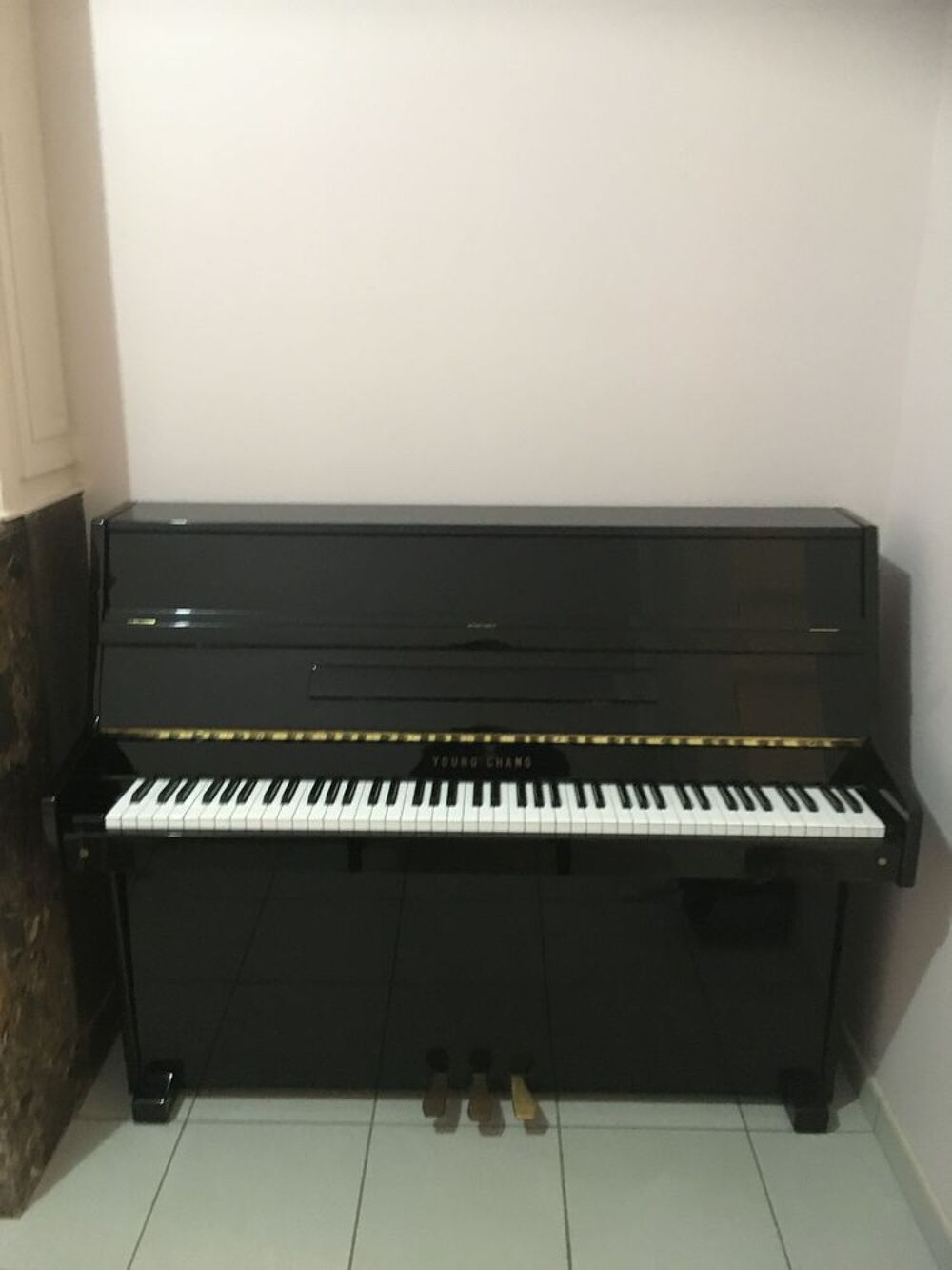 d'un piano droit laqu&eacute; noir en bon &eacute;tat. Instruments de musique