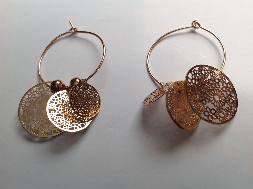 BOUCLES OREILLES DOR&Eacute;E RONDE FLEURS ANNEAU 3 TAILLES Envoi P Bijoux et montres