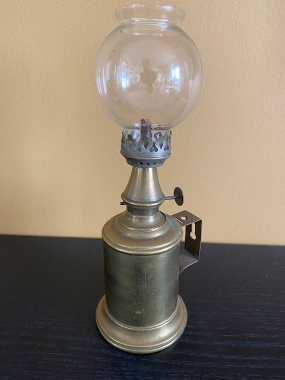 Ancienne lampe &agrave; huile pigeon Décoration