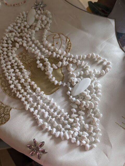 Collier en agate blanche  45 Saint-Tropez (83)