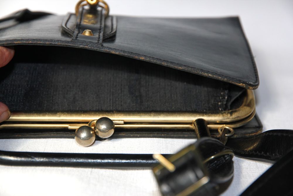 El&eacute;gant sac noir vintage en cuir v&eacute;ritable. style 60/70 Maroquinerie